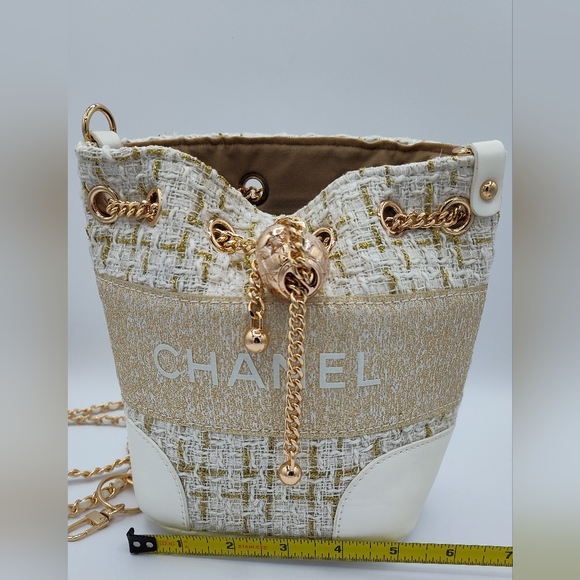 CHANEL Winter Tweed Make-up Bucket Bag Crossbody Gold Chain Snowflake GWP NIB - Picture 7 of 11